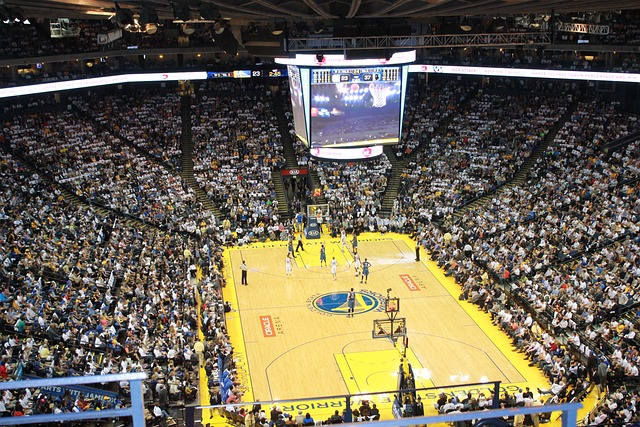 NBA：勇士主场险胜小牛